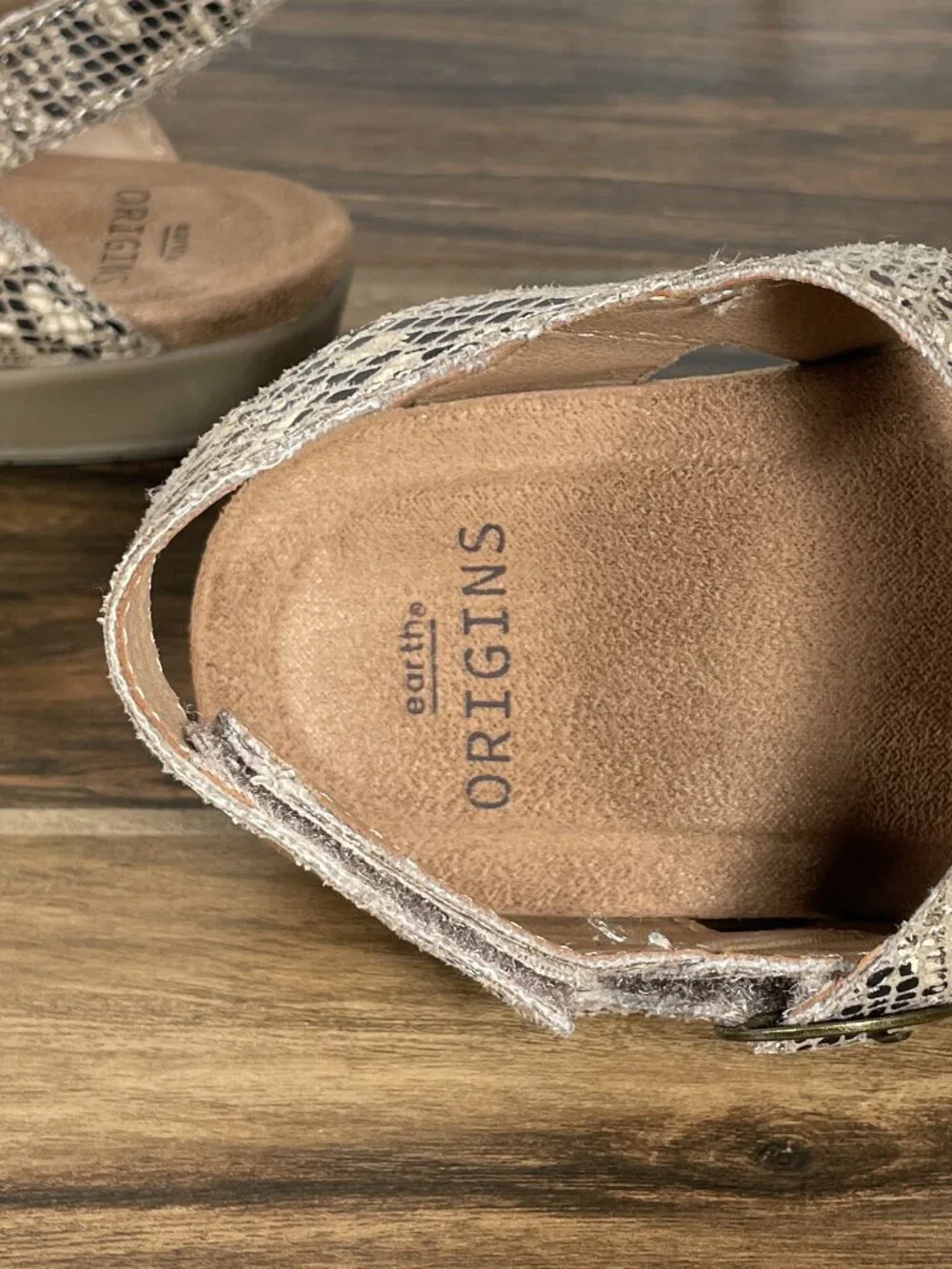 Earth Origins Beck Shoes Womens 7.5 Narrow Taupe Reptile Print Strappy Sandals